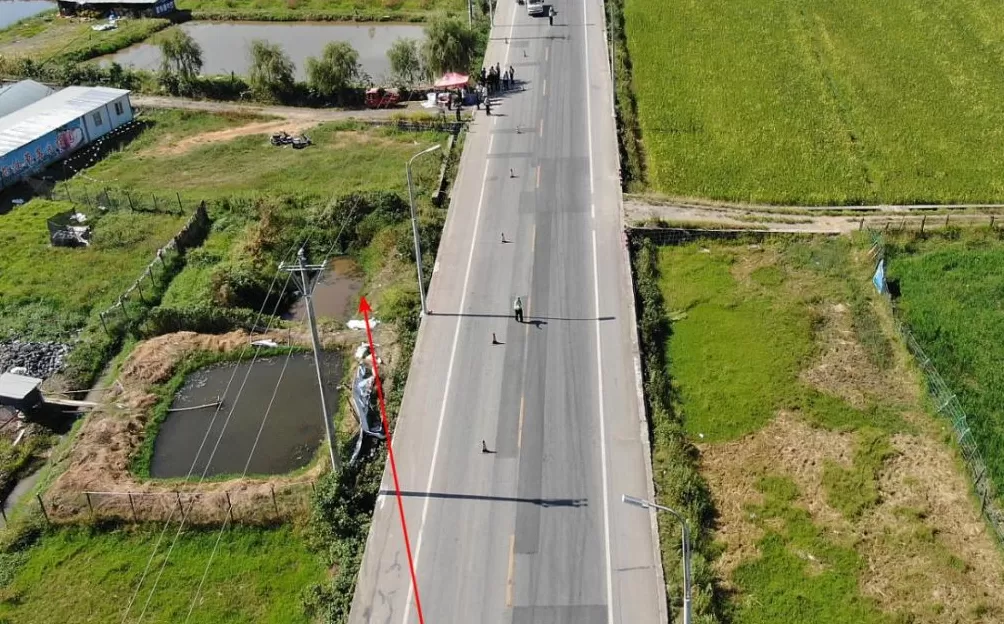 云南腾冲一小车坠塘5人亡事故调查报告：强行超车刮碰半挂车后失控所致-第1张图片-