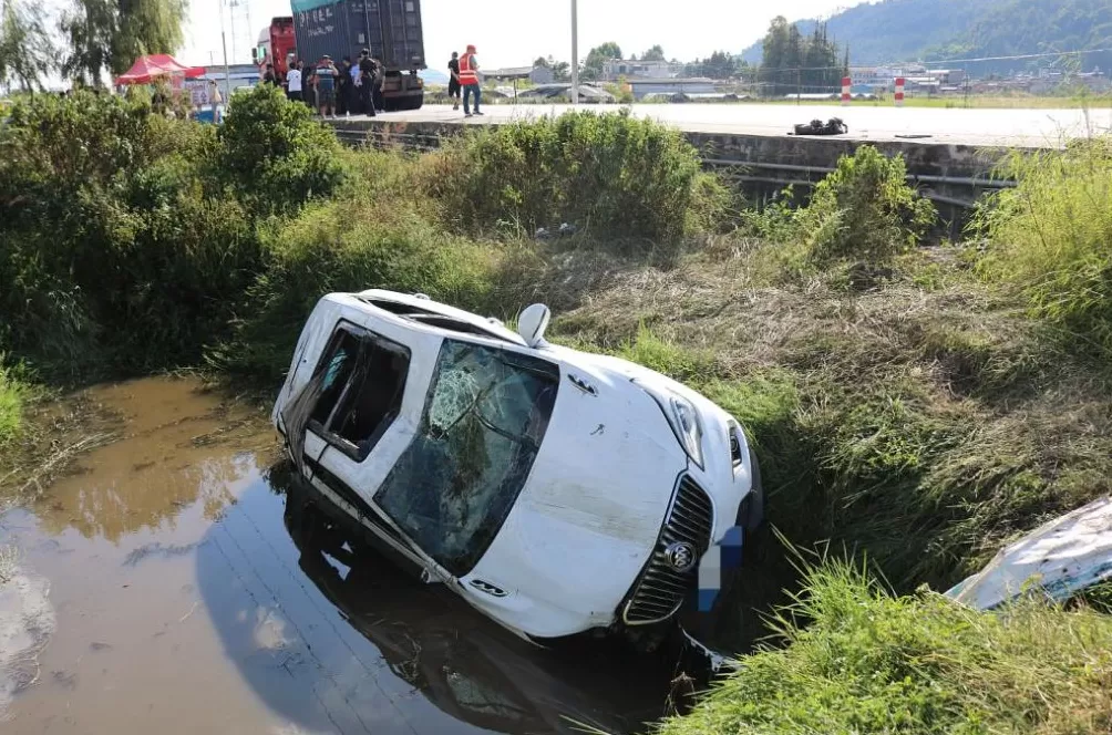 云南腾冲一小车坠塘5人亡事故调查报告：强行超车刮碰半挂车后失控所致-第3张图片-