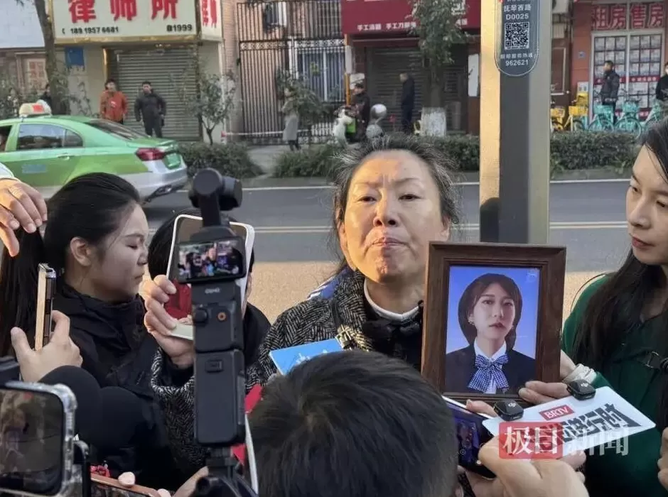 “成都27岁女子家门口被害案”今日开庭，旁听人员：凶手称是正当防卫，否认有精神病史-第4张图片-