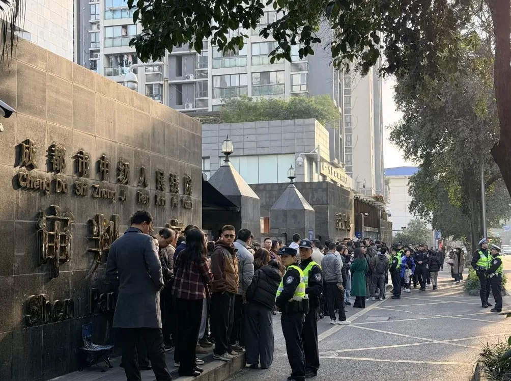 成都27岁女子家门口遇害案开庭，被告人此前曾携刀具敲门滋扰部分住户-第1张图片-