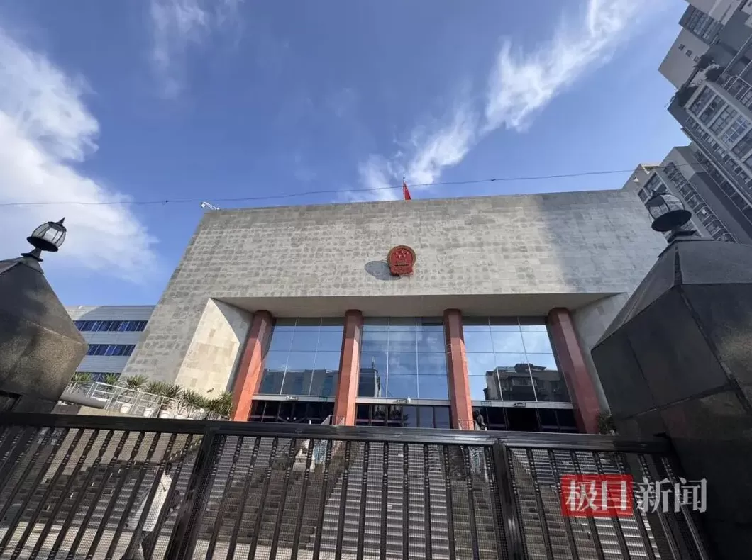 成都女子家门口被害案开庭，旁听人员：被告人一直为自己开脱，干扰法庭秩序-第1张图片-