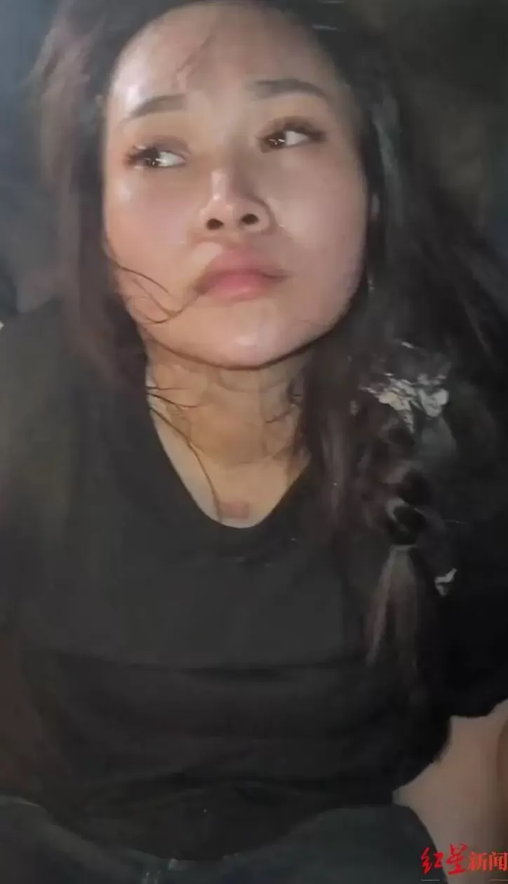 柬埔寨参与武装劫狱女子因颜值引发关注，被捕现场一记者对其骚扰，后被吊销记者证-第3张图片-