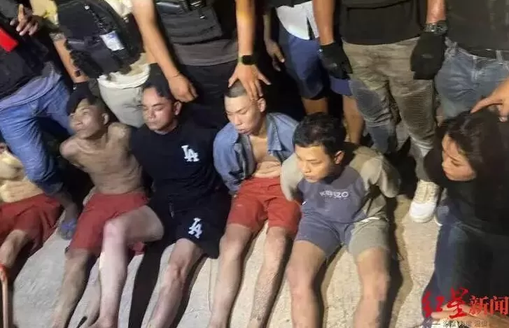 柬埔寨参与武装劫狱女子因颜值引发关注，被捕现场一记者对其骚扰，后被吊销记者证-第4张图片-