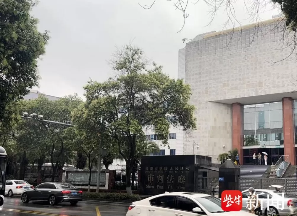 “成都女子家门口遇害案”一审延期开庭，被告人当庭解除辩护律师的委托-第1张图片-