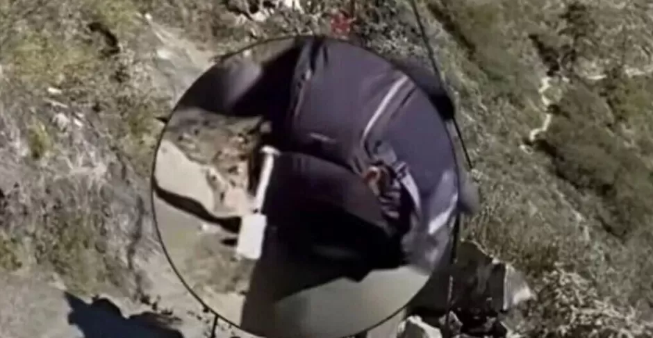 女子登山背包和滑雪服挂吊牌被网暴，当事人：系商品自带牌子和失联儿童寻亲卡-第1张图片-