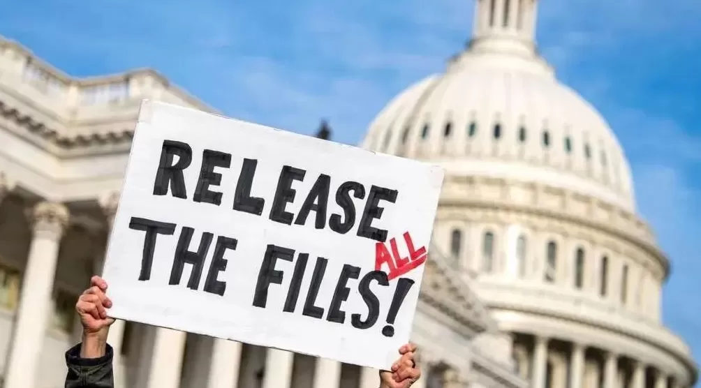 爱泼斯坦档案还藏了什么？从反对到签字，特朗普被自己反噬-第4张图片-