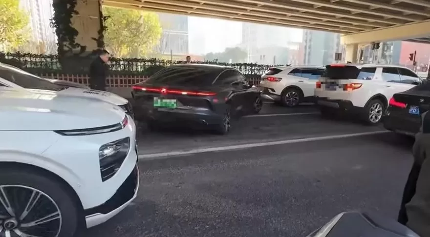 盗窃车辆后还撞车逃离嫌疑人已被警方抓获-第1张图片-