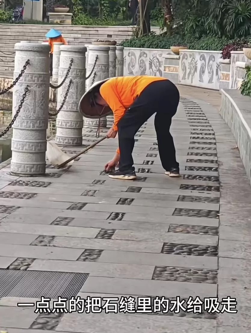环卫阿姨被要求用抹布逐个清理石缝积水？官方回应-第1张图片-