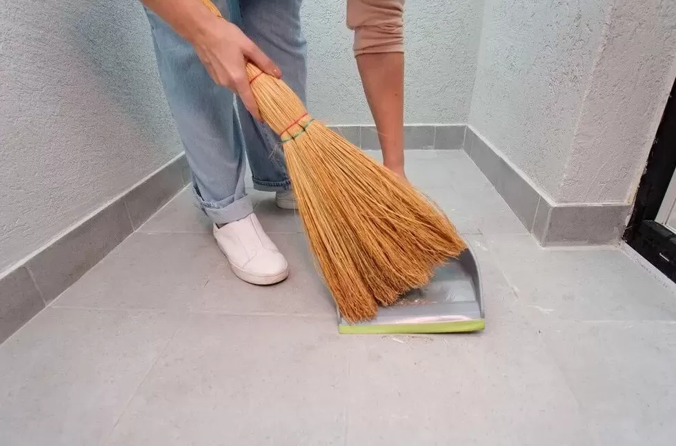 职场新人因拒绝帮同事打扫卫生被辞退，法院：违法，应支付赔偿金-第1张图片-