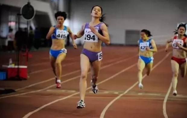 荣耀终章｜从打工妹到田径队大姐，爱笑的韦永丽写就一段传奇-第3张图片-