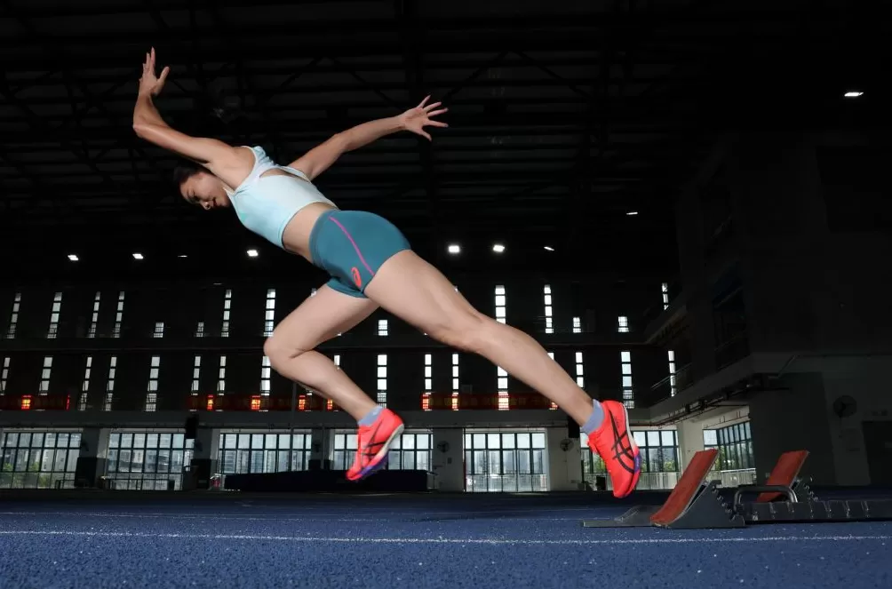 荣耀终章｜从打工妹到田径队大姐，爱笑的韦永丽写就一段传奇-第9张图片-