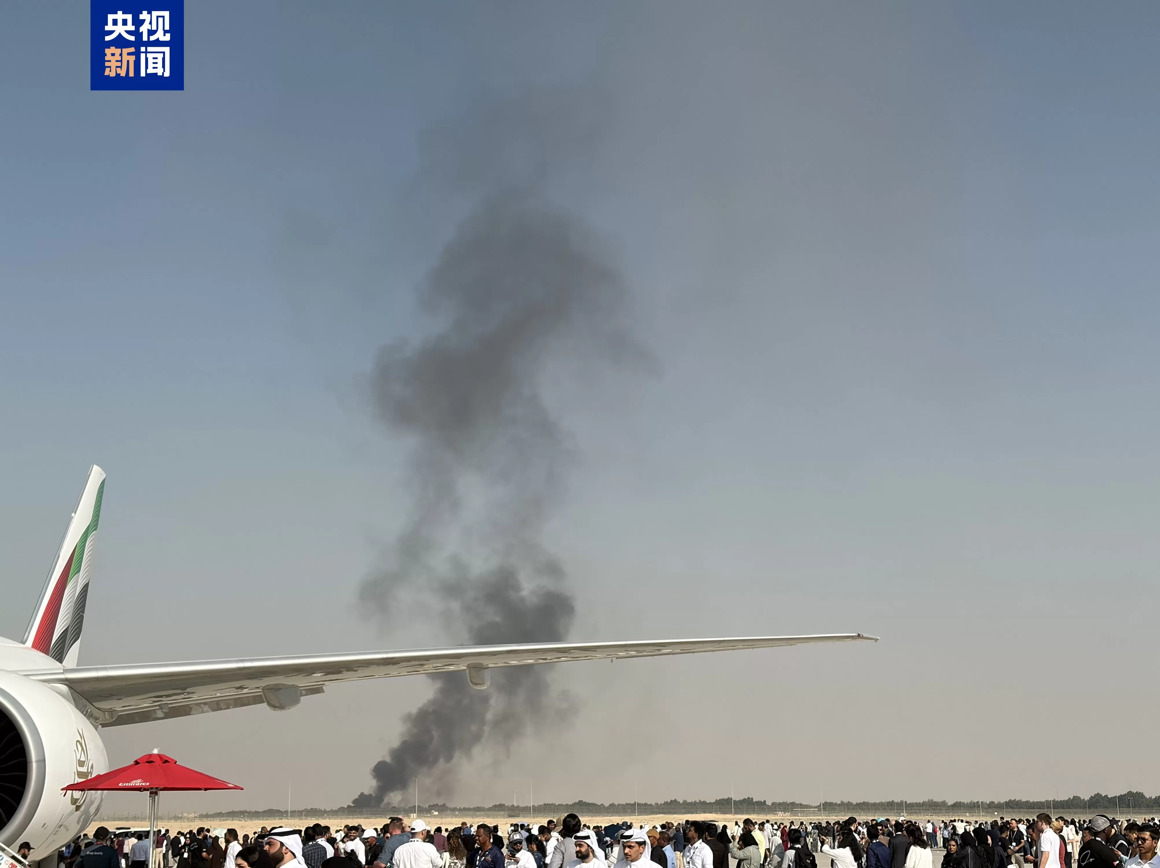 一架印度国产“光辉”战机在迪拜航展飞行表演中坠毁-第1张图片-