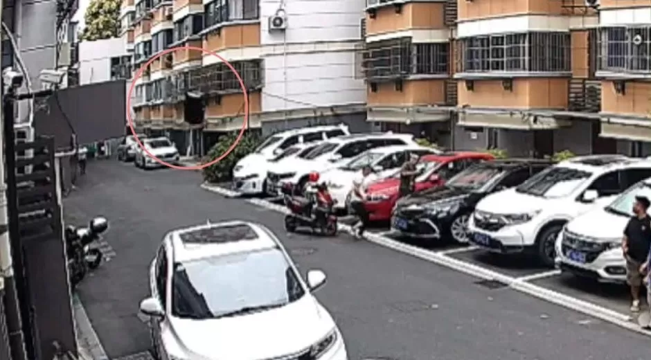 因妻子没带俩包子而激烈争吵，丈夫行李箱从6楼扔下：“砸到人才算事！”警方：刑拘-第4张图片-