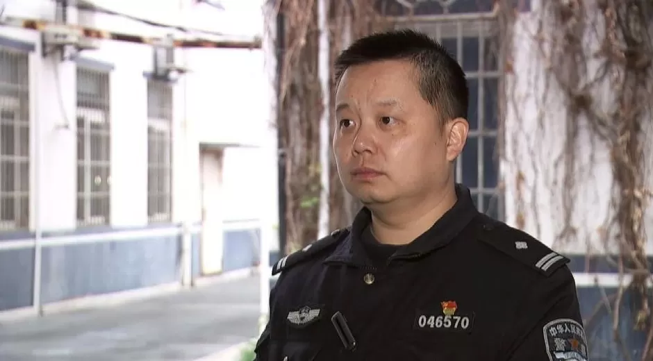 因妻子没带俩包子而激烈争吵，丈夫行李箱从6楼扔下：“砸到人才算事！”警方：刑拘-第2张图片-