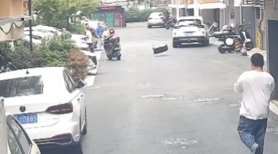 因妻子没带俩包子而激烈争吵，丈夫行李箱从6楼扔下：“砸到人才算事！”警方：刑拘-第5张图片-