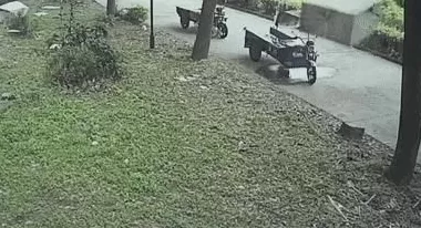 因妻子没带俩包子而激烈争吵，丈夫行李箱从6楼扔下：“砸到人才算事！”警方：刑拘-第6张图片-