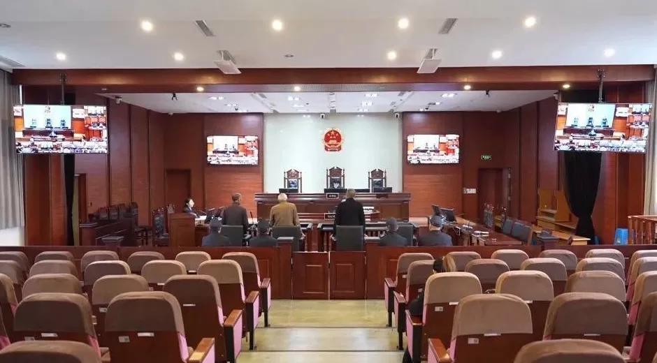 因妻子没带俩包子而激烈争吵，丈夫行李箱从6楼扔下：“砸到人才算事！”警方：刑拘-第9张图片-