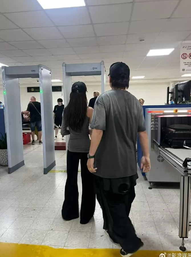 胡彦斌承认与易梦玲恋情，两人牵手现身机场，胡彦斌：接吻视频不是AI-第1张图片-