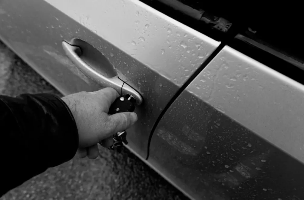 没门把手，没实体按键，反人类的汽车设计不想忍了-第3张图片-