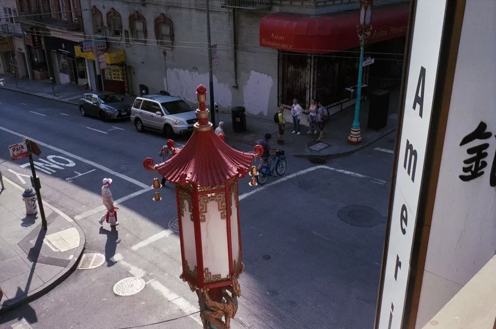 看展览｜他乡的异邦，艺术家惟祺镜头下的唐人街与华人移民-第1张图片-