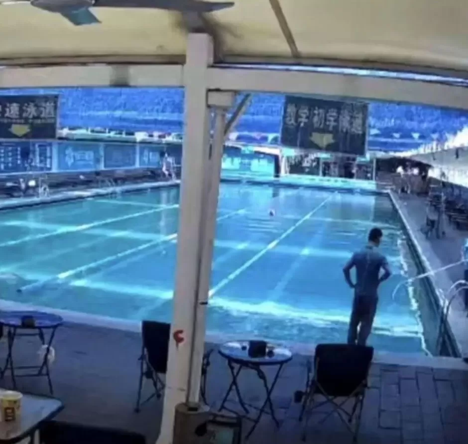 羽毛球运动员在游泳池溺亡，家属：有救生员走过来看了一眼又走了-第3张图片-