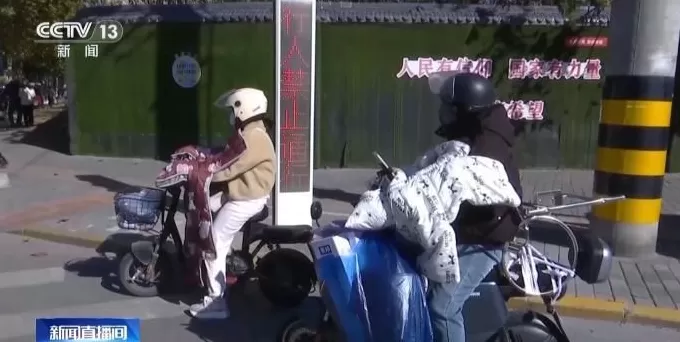 事故频发！电动自行车“挡风被”到底该不该用？-第1张图片-