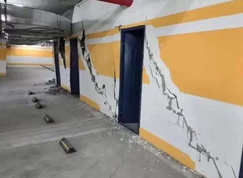 一小区地基下沉，车库多处墙体有巨大裂缝，交房仅两年多，官方通报：该楼安全性鉴定等级为Csu级-第2张图片-