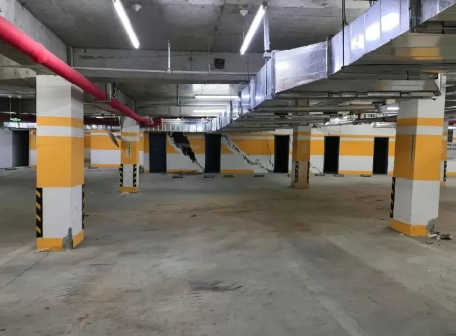 一小区地基下沉，车库多处墙体有巨大裂缝，交房仅两年多，官方通报：该楼安全性鉴定等级为Csu级-第4张图片-