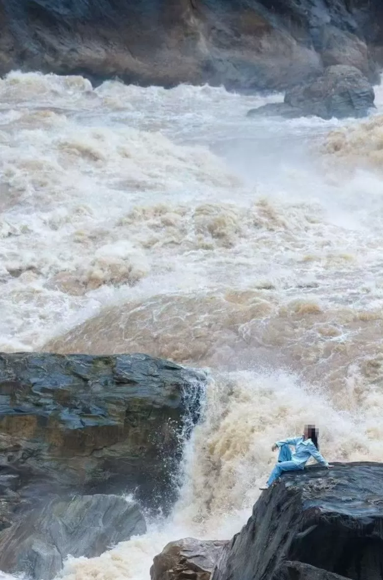 虎跳峡“发疯石”禁入后村民收百元一人带路费？当地：明令禁止，已派人驻守劝返游客-第2张图片-