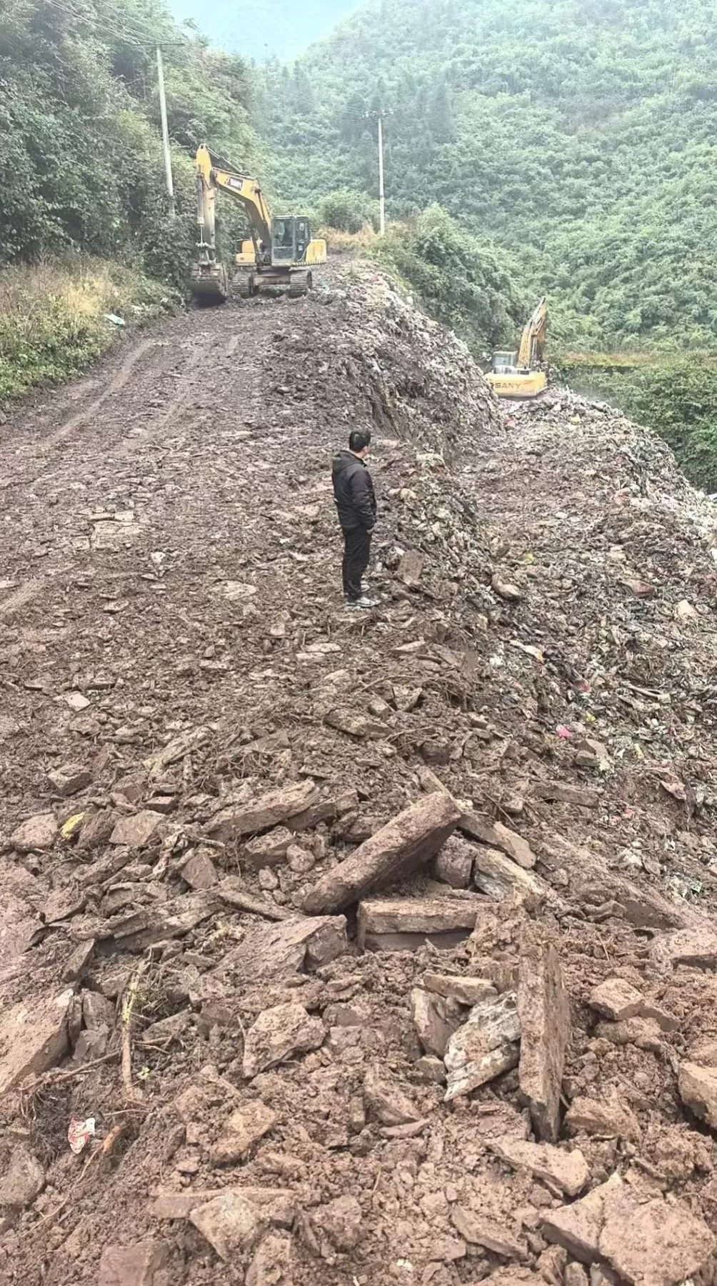 云南彝良县连夜清理深山垃圾，将开展农村生活垃圾大排查整治-第3张图片-