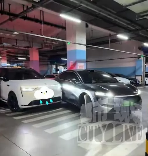 山东临沂两辆华为鸿蒙智行车“遥控泊车”相撞-第1张图片-