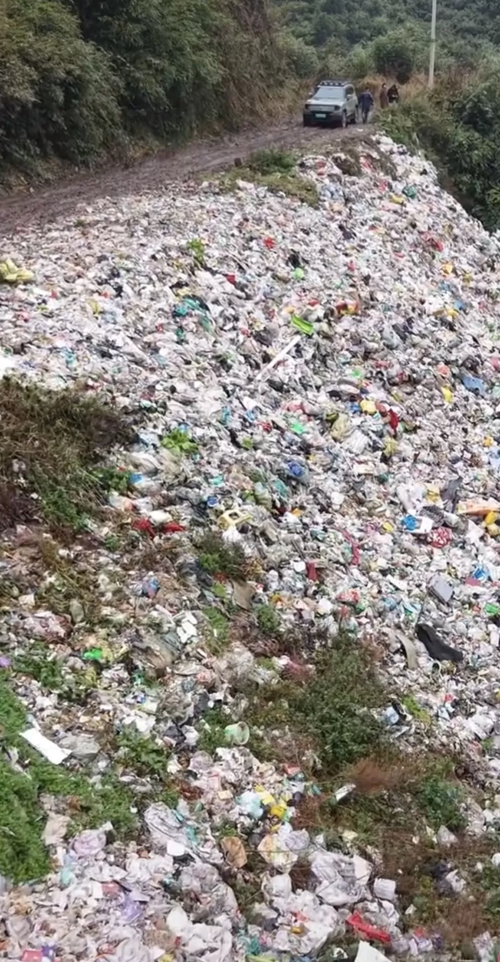 云南彝良再回应“深山现上百吨生活垃圾”:严打非法倾倒行为,追责监管不到位问题-第1张图片- 云南彝良再回应“深山现上百吨生活垃圾”:严打非法倾倒行为,追责监管不到位问题-第1张图片-