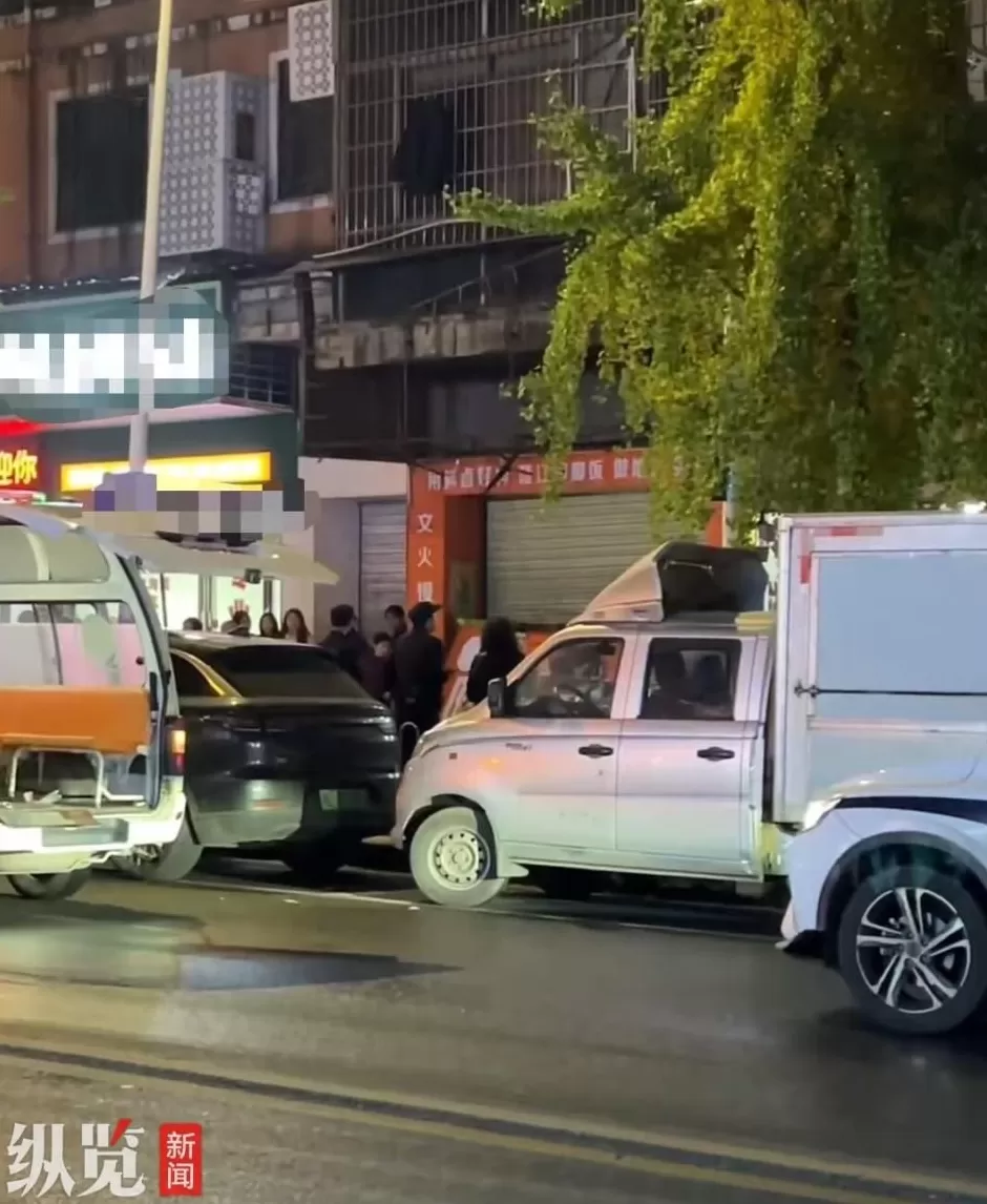 湖南郴州街边店铺牌匾掉落砸到两位老人,派出所证实有人受伤,医院回应-第1张图片- 湖南郴州街边店铺牌匾掉落砸到两位老人,派出所证实有人受伤,医院回应-第1张图片-