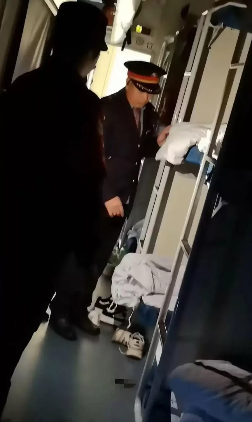 醉酒男子在火车车厢排便，官方通报！列车长：工作30年，头回碰到这种事-第2张图片-