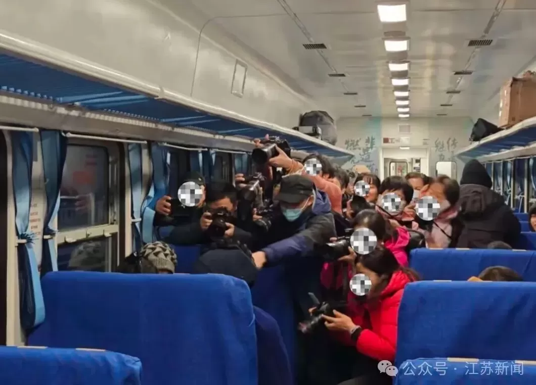 成都客运段回应“游客在列车上围堵拍摄彝族老人”：未有争执-第1张图片-