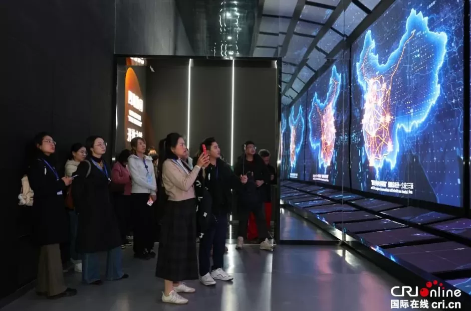 【2025打卡中国】中老“立体互联”有多硬核？老挝网红在郑州亲眼见证-第2张图片-