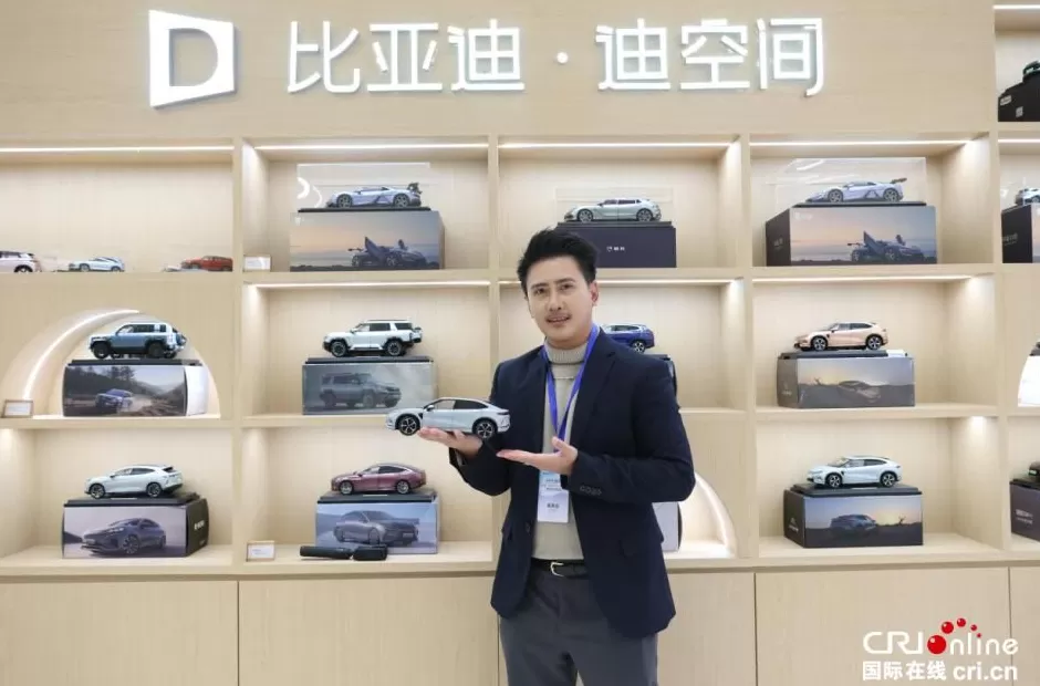 【2025打卡中国】中老“立体互联”有多硬核？老挝网红在郑州亲眼见证-第4张图片-