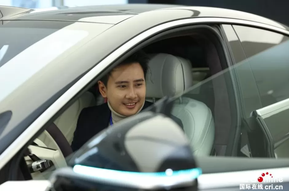 【2025打卡中国】中老“立体互联”有多硬核？老挝网红在郑州亲眼见证-第5张图片-