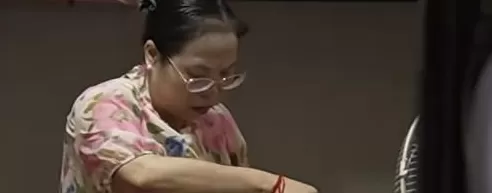 52岁女子遭家暴勇敢维权，曾因女儿跪求不要离婚忍了10年，警方通报：情况属实-第1张图片-