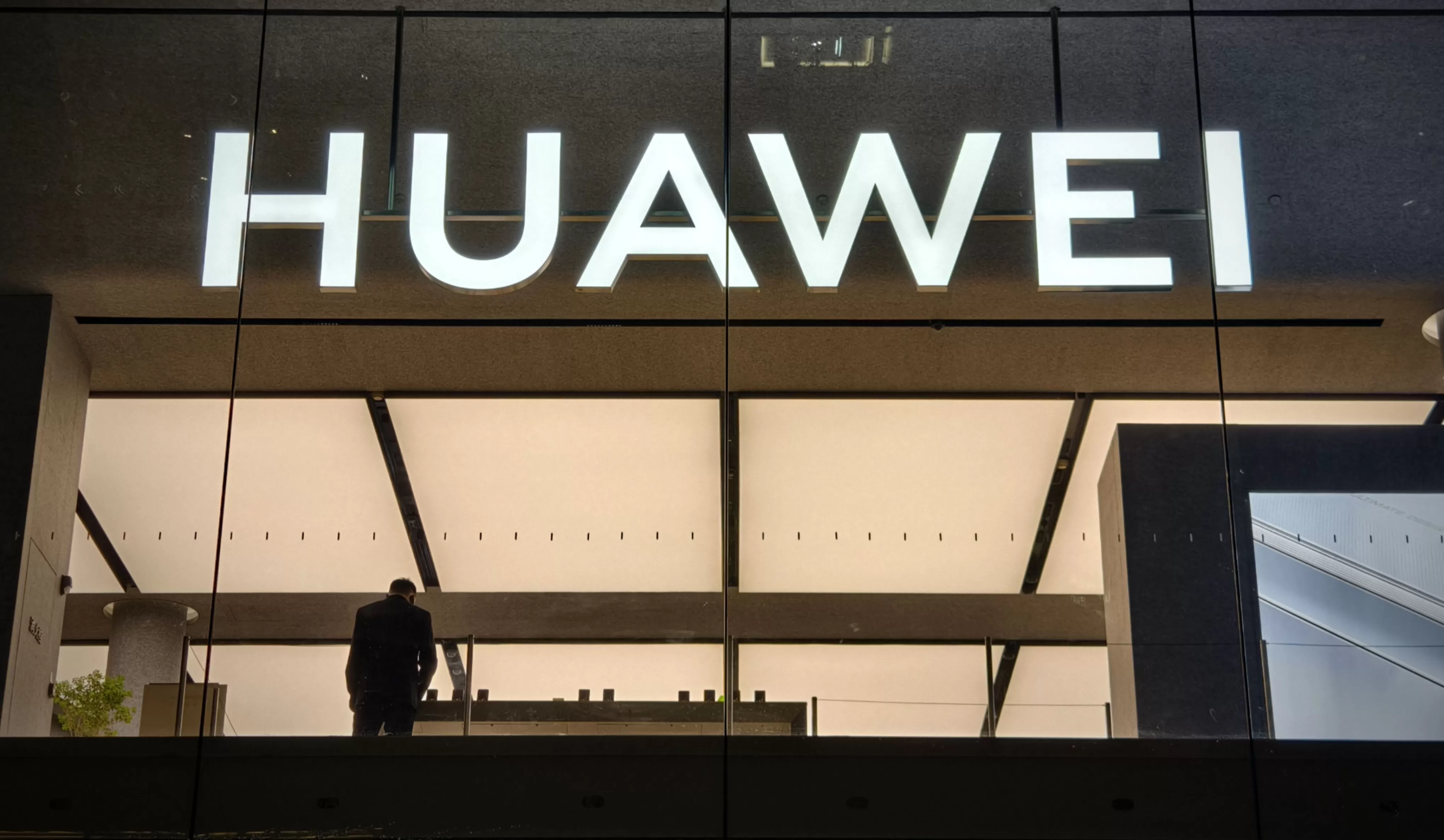 独家｜华为Mate80首批备货30万台左右，渠道商称“定价很有魄力”-第1张图片-