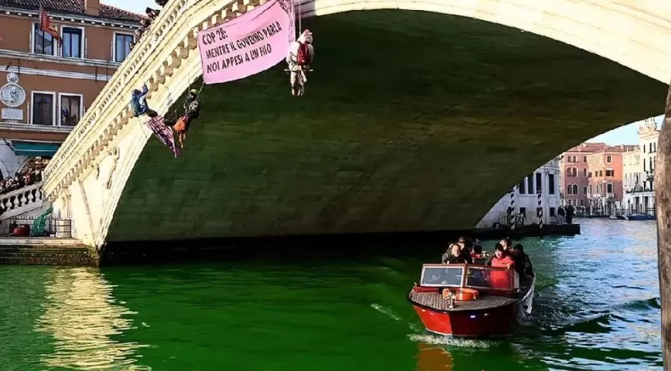 环保少女将大运河“染绿”，被罚禁止进入威尼斯48小时-第2张图片-