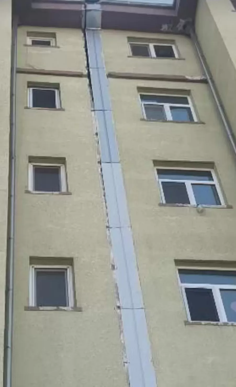 地基下沉楼房倾斜，赤峰市红山区56户居民撤离危楼在外租房已近两个月-第1张图片-