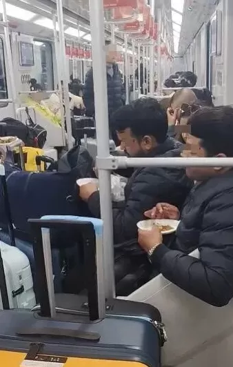 “满车厢咖喱味”，多名外籍人士在车厢内吃馅饼，上海地铁客服：已记录，将向上反馈-第1张图片-
