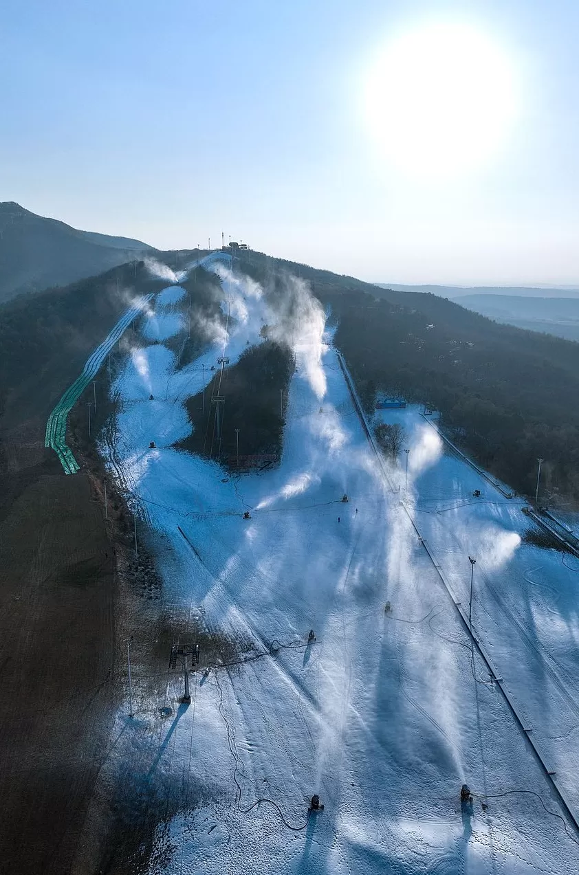 镜头内外｜热雪沸腾！中国冰雪产业冲击万亿大关-第2张图片-