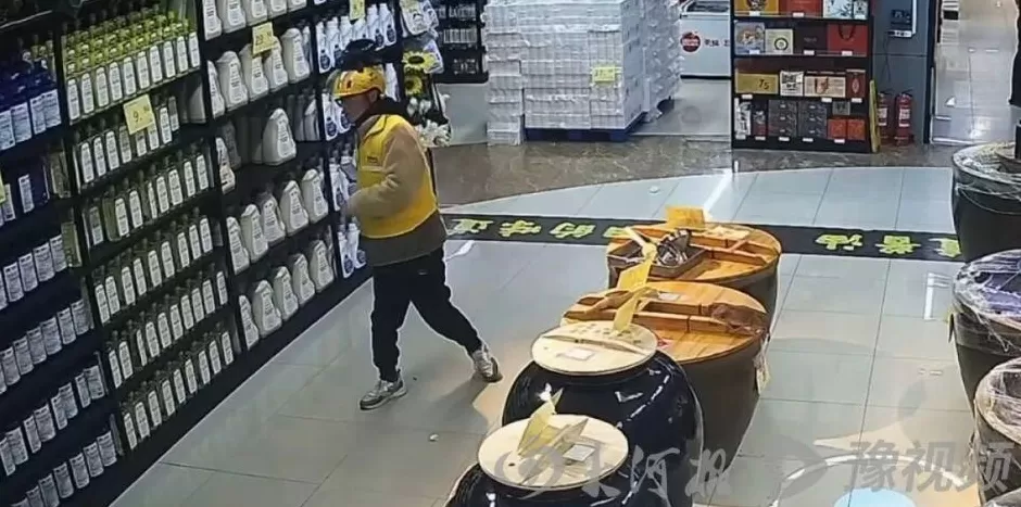 超市老板给脑瘫外卖小哥换工作，当事人：比送外卖时收入翻倍；保洁和厨师都是残疾人-第1张图片-