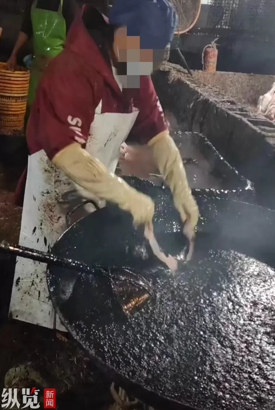 男子举报浙江永嘉一生鸭屠宰点肮脏不堪，疑用沥青脱毛，当地多部门赶到现场进行调查-第1张图片-